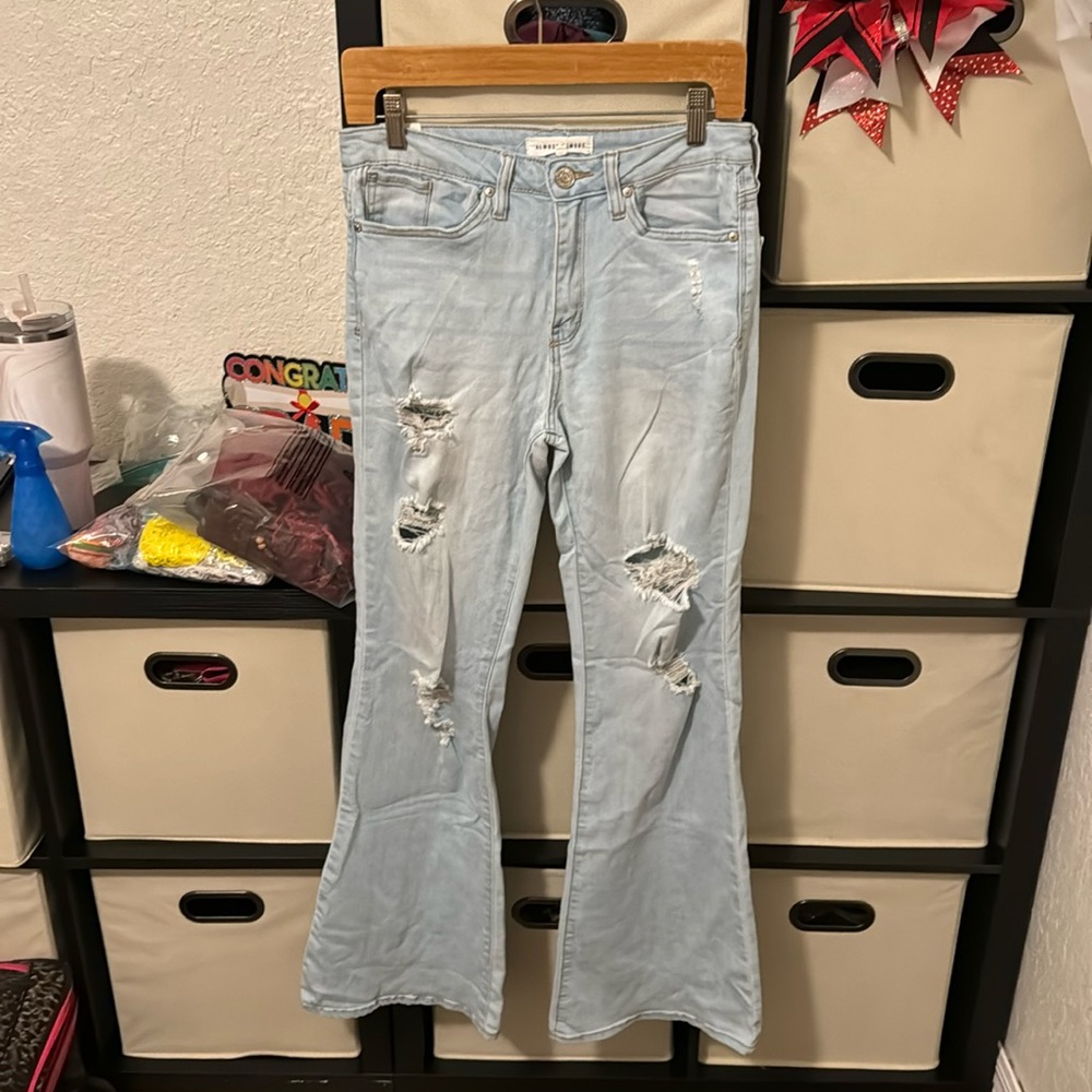 Light blue flare jeans. Good shape just don’t fit anymore. No damages. Comfy